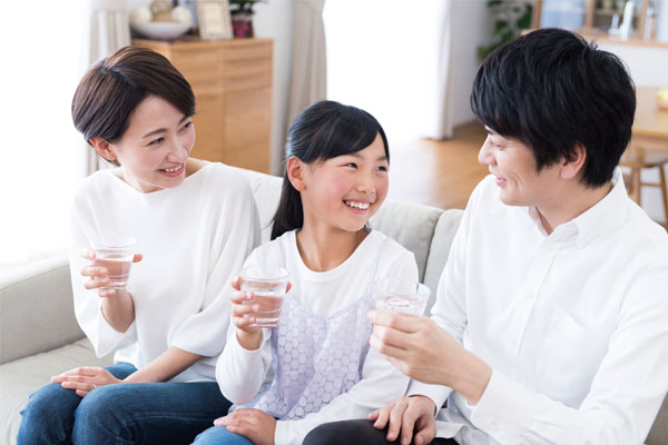 【小兒科醫師叮嚀】小孩發燒、喉嚨痛,水喝不夠是警訊!慎選淨水器安全喝好水