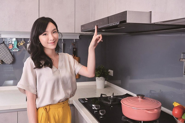 【部落客推薦】開放式廚房的輕鬆年菜:富貴蹄膀、烏參牛腩煲、蒜泥鮮蝦粉絲