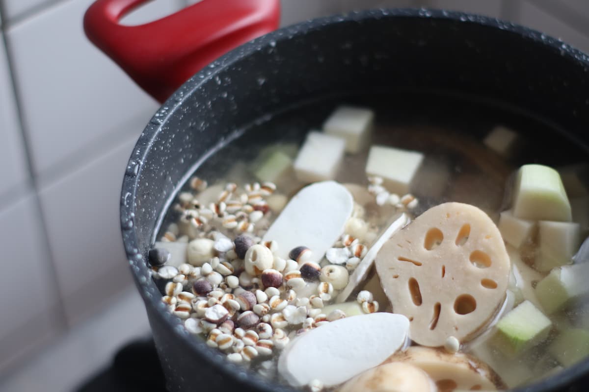 圖說：鍋裡豐盛的食材，這個天氣用四神的方式煮湯，加點米酒，喝起來很療癒。